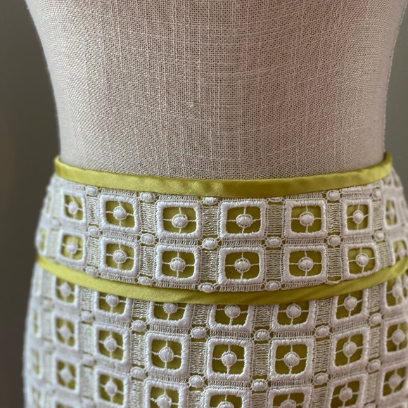 Antonio Melani Off White Geo Lace Pencil Skirt w Chartreuse Satin Lining - Picture 2 of 5